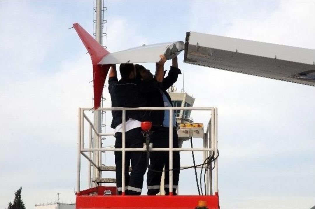 İstanbul-amsterdam Seferini Yapmaya Hazırlanan U&ccedil;ak Direğe &Ccedil;arptı