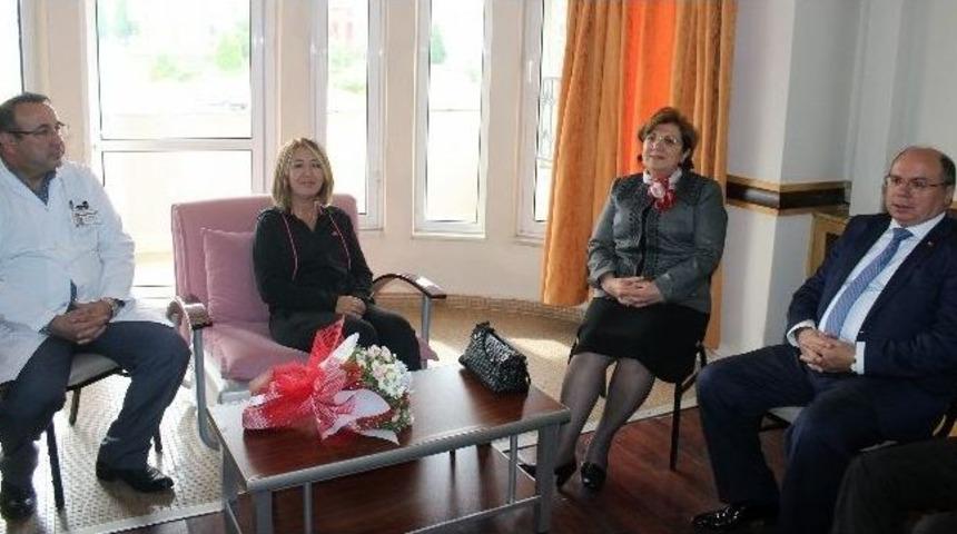 Vali &Ccedil;i&ccedil;ek Hastanede Yatan &Ouml;ğretmeni Ziyaret Etti