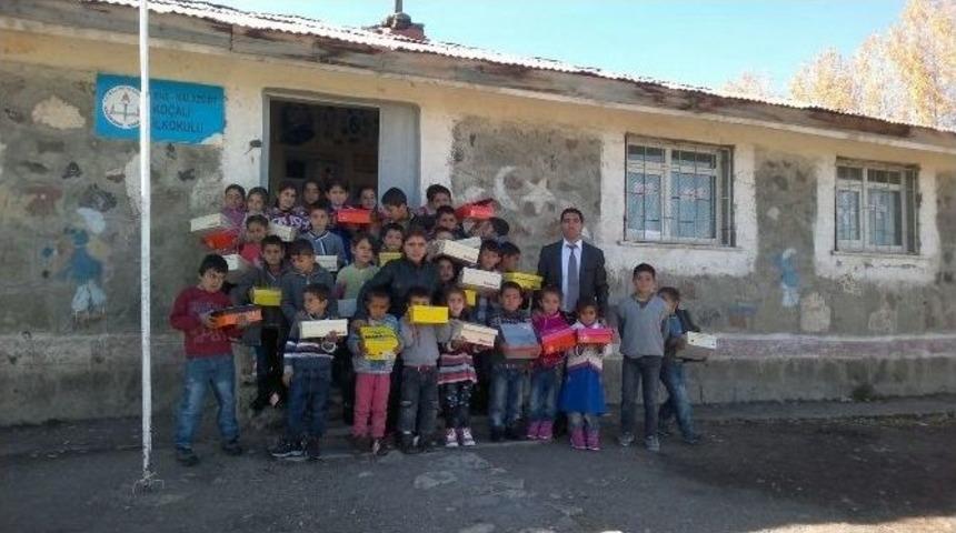 &Uuml;cretli K&ouml;y &Ouml;ğretmeninden &Ouml;rnek Davranış