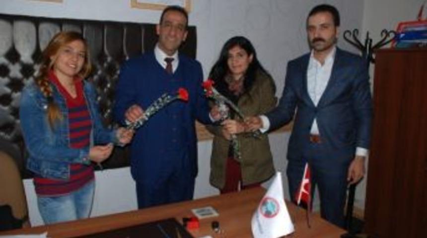 &Ouml;ğretmenlere Karanfil Dağıtıldı