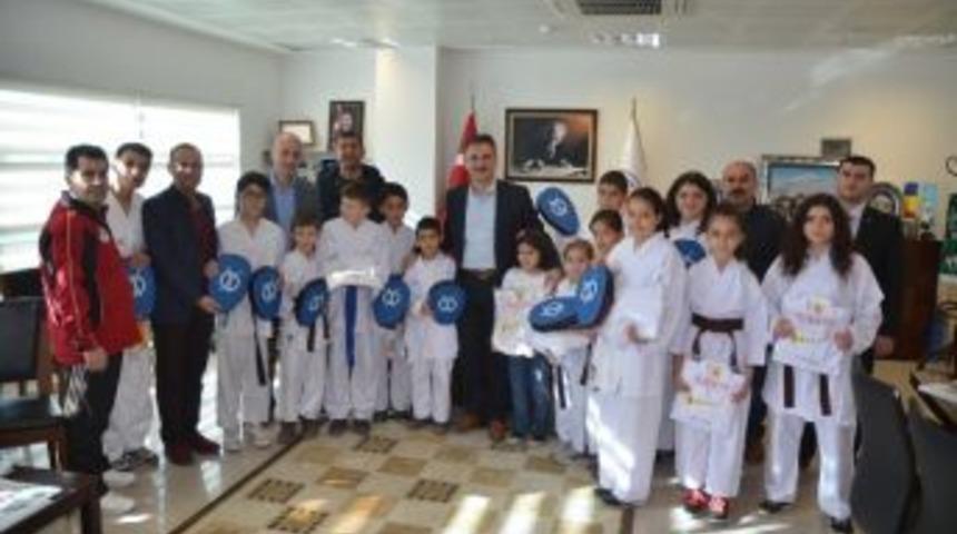 Karatecilere Malzeme Desteği