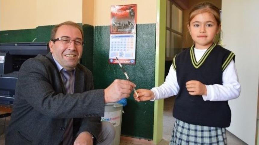 Minik &Ouml;ğrencinin Ağa&ccedil;tan Yaptığı Kurşun Kalem &Ouml;ğretmeni Duygulandırdı