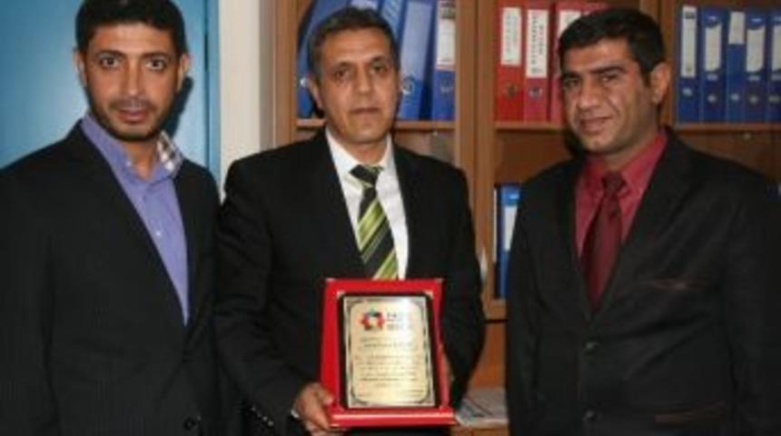 Giad&rsquo;dan Yılın &Ouml;ğretmenine Plaket