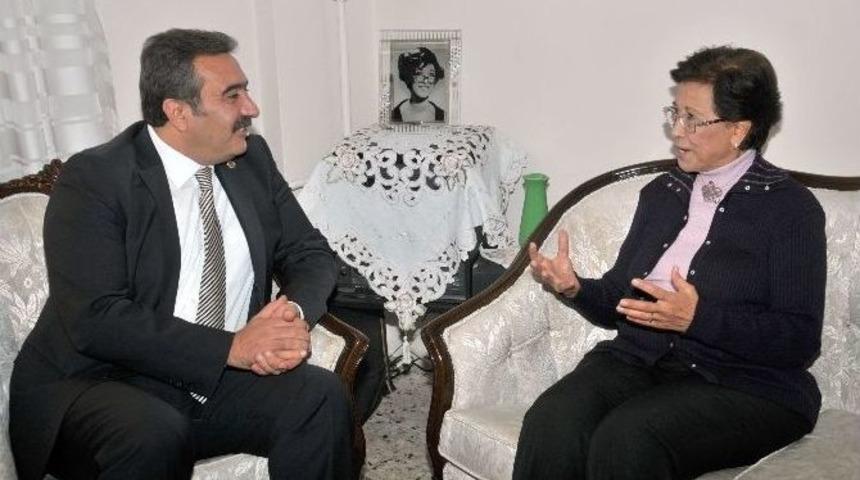 Başkan &Ccedil;etin İlkokul &Ouml;ğretmenini Unutmadı