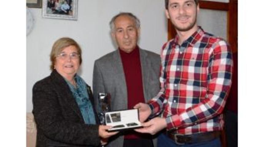 Turan, İlkokul &Ouml;ğretmenini Tebrik Etti