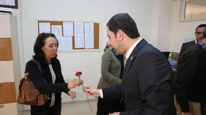 Başkan Baydilli &Ouml;ğretmenlere Karanfil Dağıttı