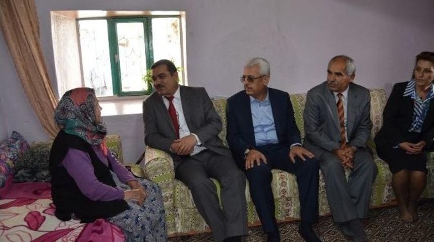 Şehit &Ouml;ğretmenin Annesine Anlamlı Ziyaret