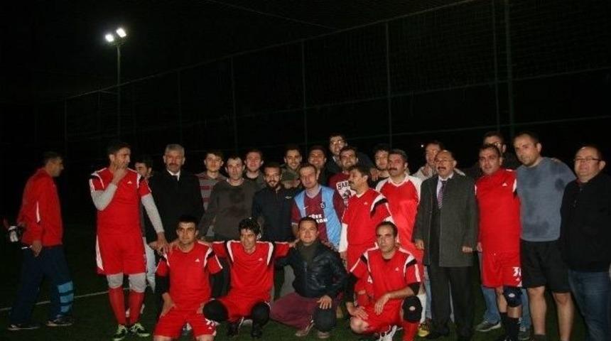 &Ouml;ğretmenler Futbol Turnuvasında M&uuml;cadele Etti