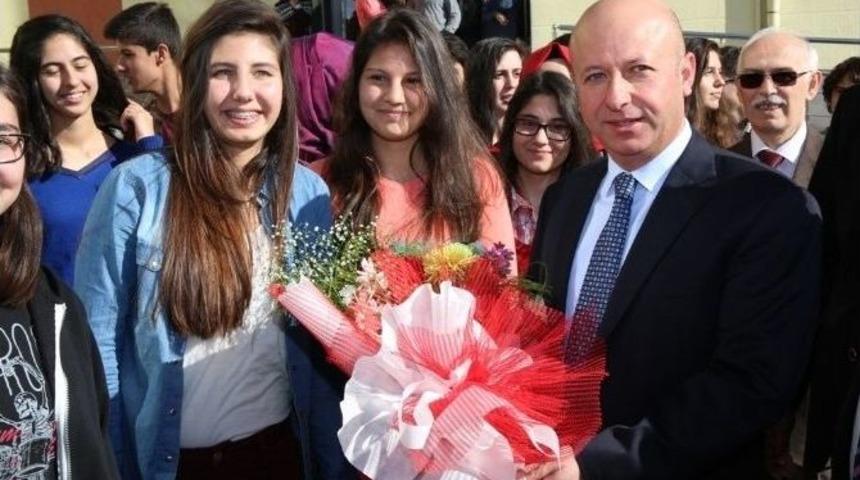 Toplumun İ&ccedil;ini &Ouml;ğretmen, Dışını Belediye Kurar