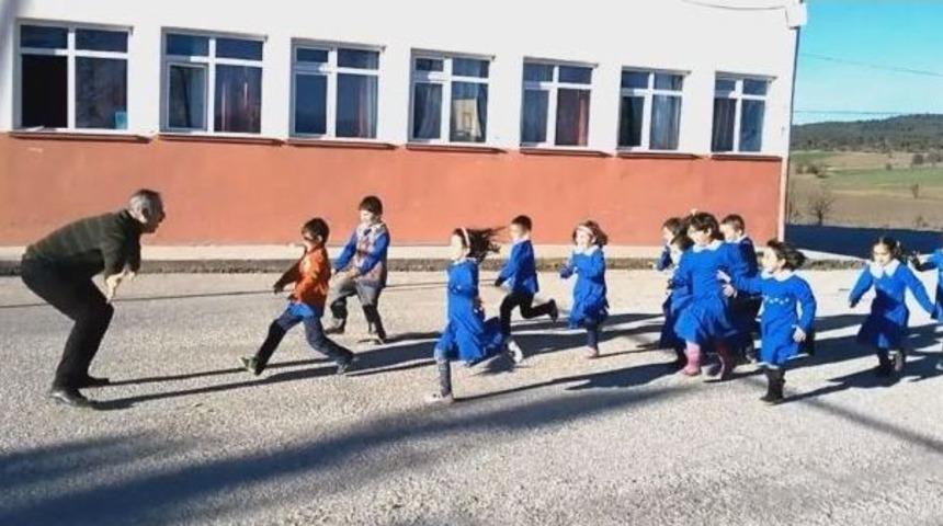 &Ouml;ğrenciler, &Ouml;ğretmenleri İ&ccedil;in Klip &Ccedil;ektiler