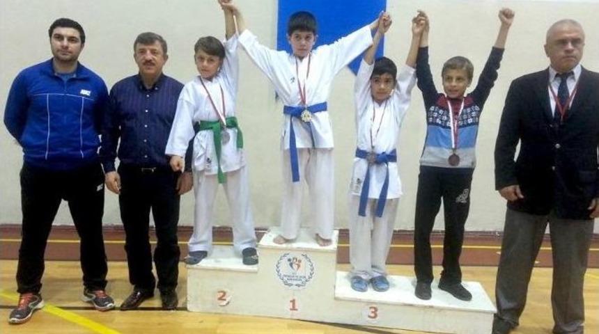 Yalova&rsquo;da Karate M&uuml;sabakaları Nefes Kesti