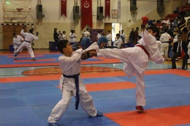 Yalova’da Karate Müsabakaları Nefes Kesti