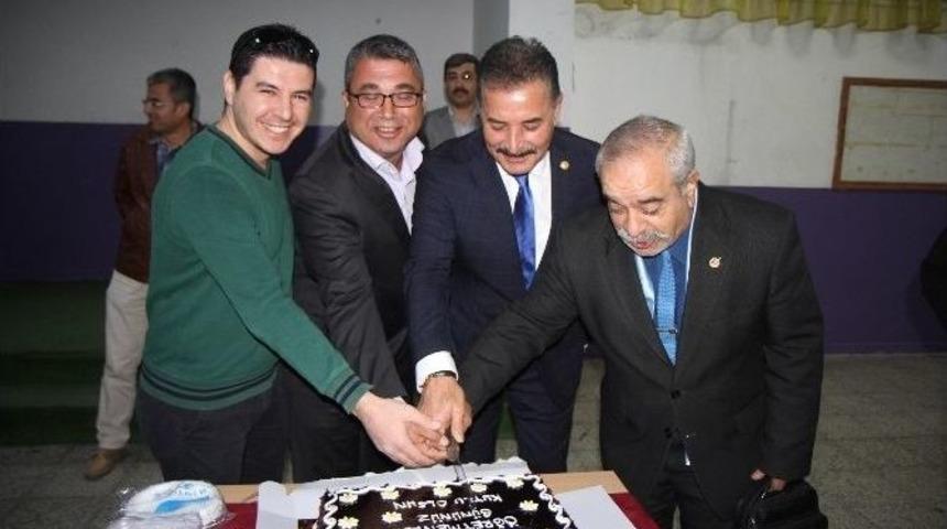 Başkan Tuna, &Ouml;ğretmenler G&uuml;n&uuml;&rsquo;n&uuml; &Ccedil;i&ccedil;ekle Kutladı