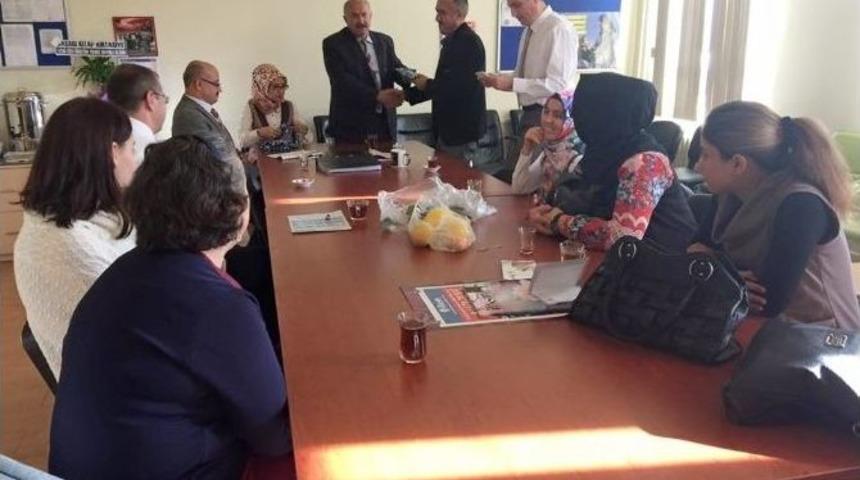 Atat&uuml;rk İlkokulu &Ouml;ğretmenlerine &Ouml;ğretmenler G&uuml;n&uuml; Hediyesi