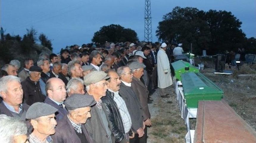 Kazada Hayatını Kaybeden 7 Kişi Yan Yana Toprağa Verildi