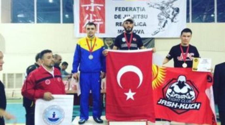 Rekt&ouml;r Polat&rsquo;an D&uuml;nya Şampiyonu &Ouml;ğrenciyi Kutladı