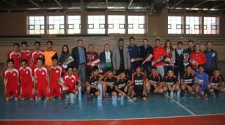 Gen&ccedil;lik Spordan &Ouml;ğretmenler G&uuml;n&uuml;nde Anlamlı Kutlama