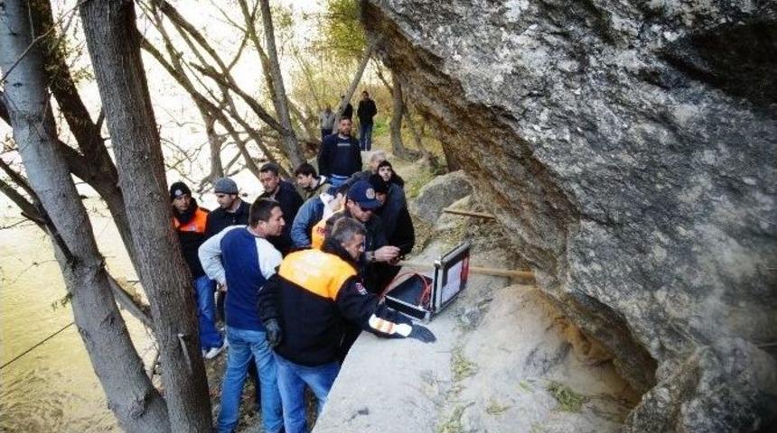 Dereye D&uuml;şen Yaşlı Adamı Arama &Ccedil;alışması S&uuml;r&uuml;yor