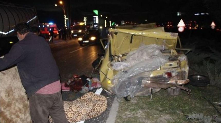 Tır Otomobile &Ccedil;arptı: 6 Yaralı