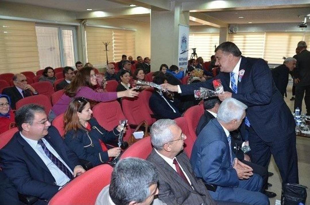 G&uuml;rkan, &Ouml;ğretmen Ve &Ouml;ğrencilere Eğitim Seti Hediye Etti