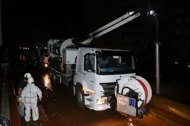 Trabzon'da sel ve heyelan; yollar kapandı, mahsur kalanlar kurtarıldı (2)