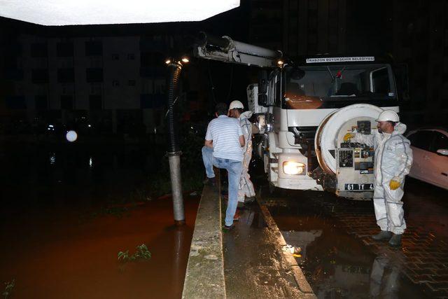 Trabzon'da sel ve heyelan; yollar kapandı, mahsur kalanlar kurtarıldı (2)