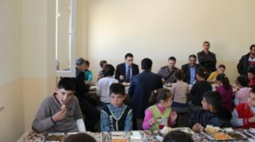 Eskil Kaymakamı &Ouml;ğrencilerle Yemekte Buluştu