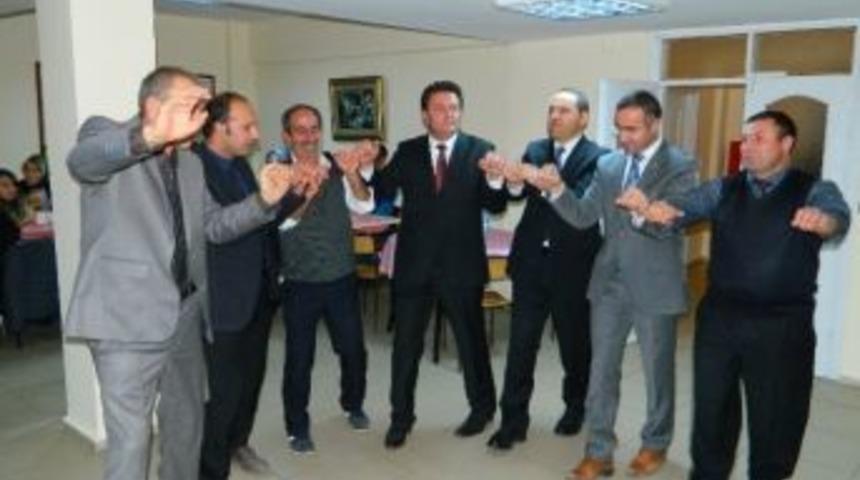 &Ouml;ğretmenler G&uuml;n&uuml; Halaylarla Kutlandı