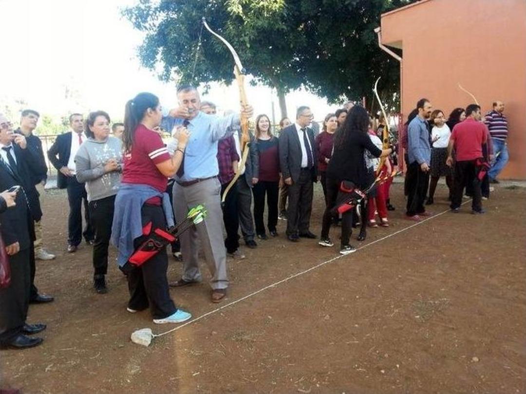 &Ouml;ğretmenler G&uuml;n&uuml;&rsquo;n&uuml; Ok Atıp Yarışarak Kutladılar