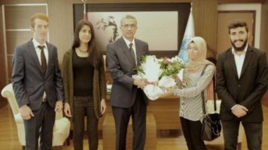 &Uuml;niversiteli &Ouml;ğrencilerden &Ouml;rnek Davranış