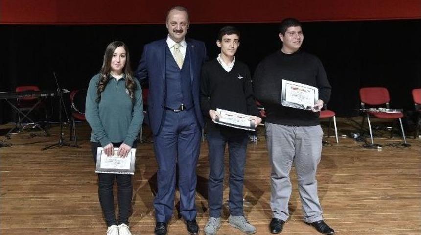 Başkan Akg&uuml;l &Ouml;ğretmenlere Karanfil Dağıttı