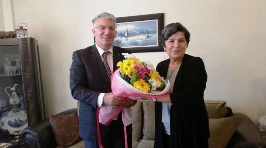 Başkan Vekili &Ouml;zak&rsquo;tan &Ouml;ğretmenine Anlamlı Ziyaret