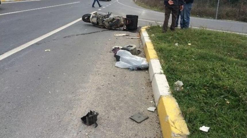 Otomobilin &Ccedil;arptığı Motosikletli &Ouml;ld&uuml;