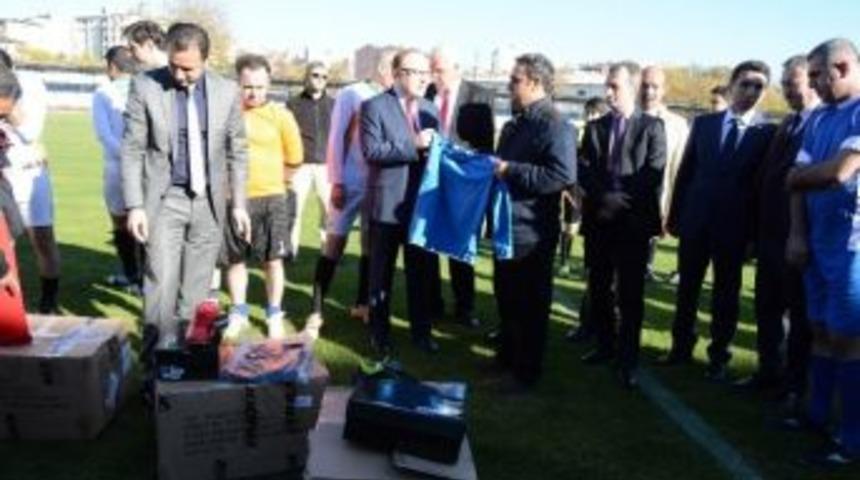 Amat&ouml;r Spor Kul&uuml;b&uuml;ne Malzeme Desteği