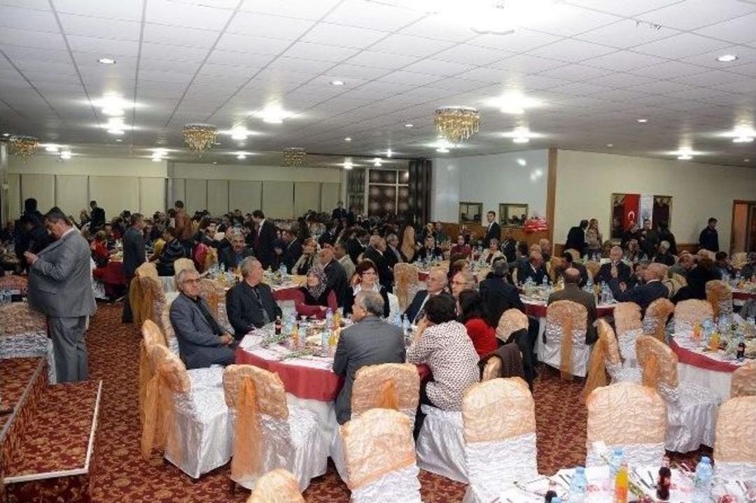 Dinar&rsquo;da 24 Kasım &Ouml;ğretmenler G&uuml;n&uuml; &Ouml;zel Gecesine Yoğun İlgi