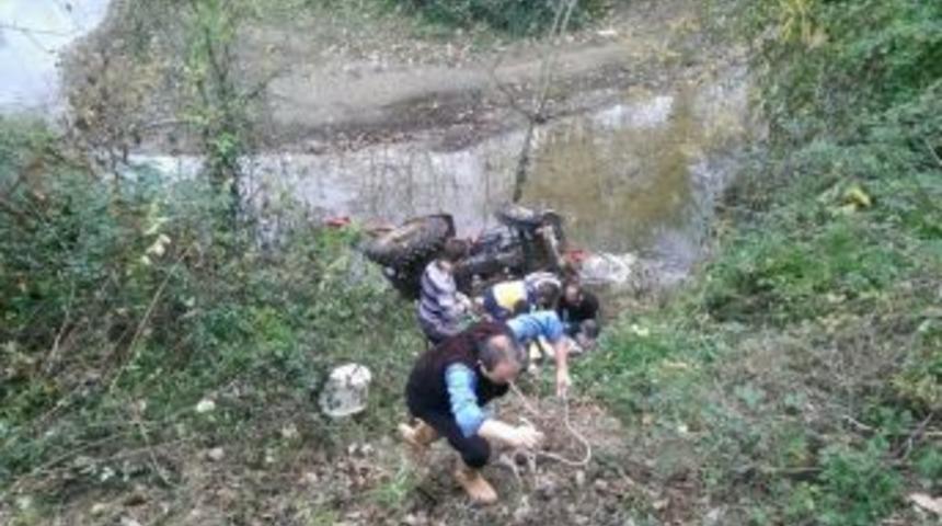 Trakt&ouml;r Şarampole Yuvarlandı: 1 Yaralı