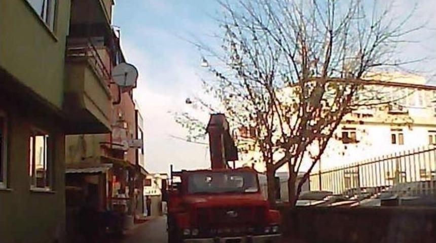 Doğumevi Acil Girişi &Ouml;n&uuml;ne Park Eden İş Makineleri 112 Ekiplerine Zor Anlar Yaşatıyor