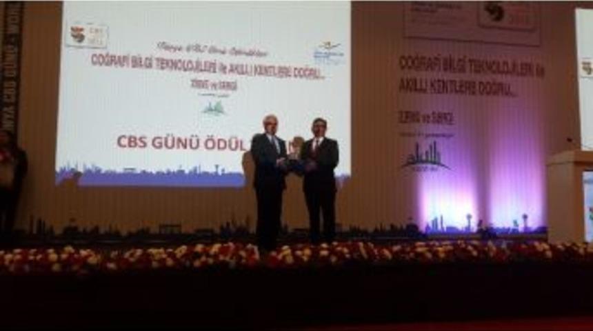 &Ccedil;evre Ve Şehircilik Bakanlığından Anadolu &Uuml;niversitesi&rsquo;ne Teşekk&uuml;r Plaketi