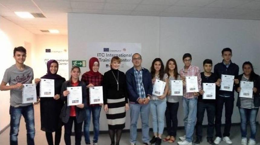 Avrupa&acute;da Staj G&ouml;ren &Ouml;ğrenciler Yurda D&ouml;nd&uuml;