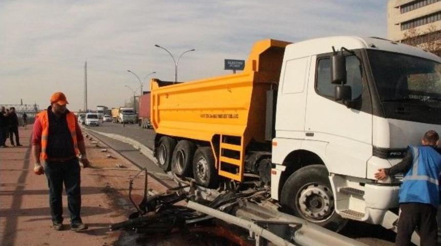 Kamyon Bariyerlerin &Uuml;zerine Devrildi