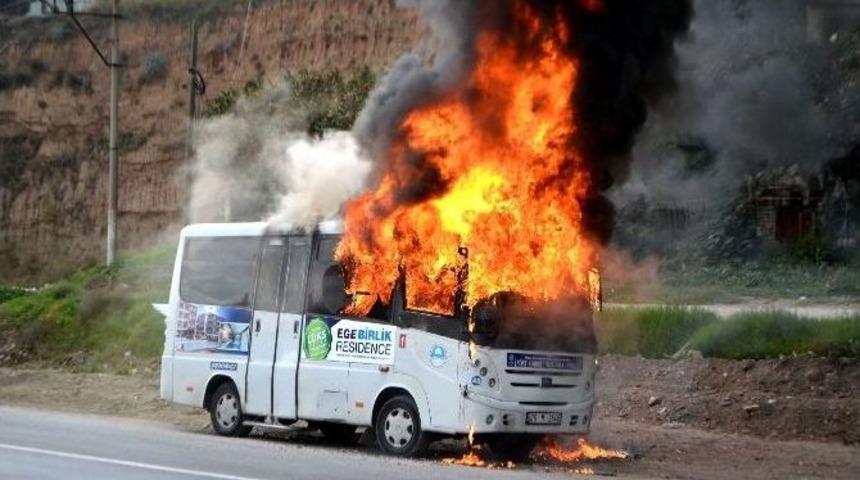 S&ouml;ke&rsquo;de Yolcu Minib&uuml;s&uuml; Cayır Cayır Yandı