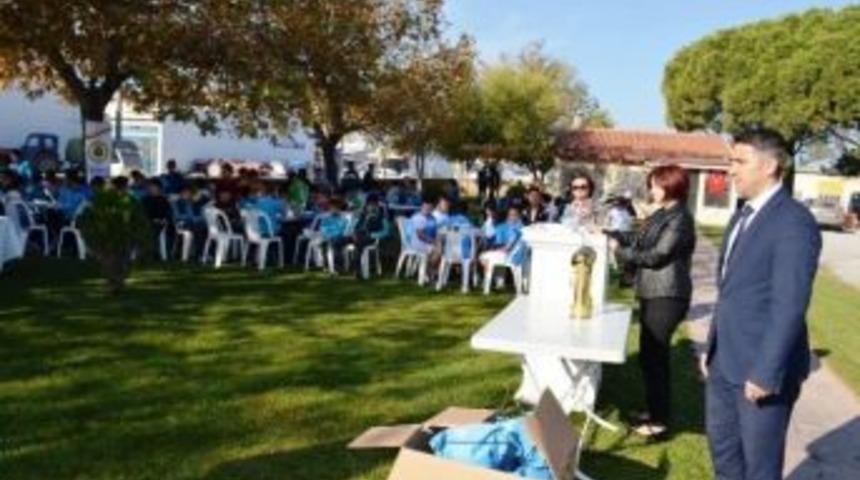 G&ouml;me&ccedil; Mahalle Liginin Şampiyonları Kupalarına Kavuştu