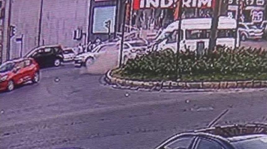 Trafik Kazaları G&uuml;venlik Kameralarına Yansıdı