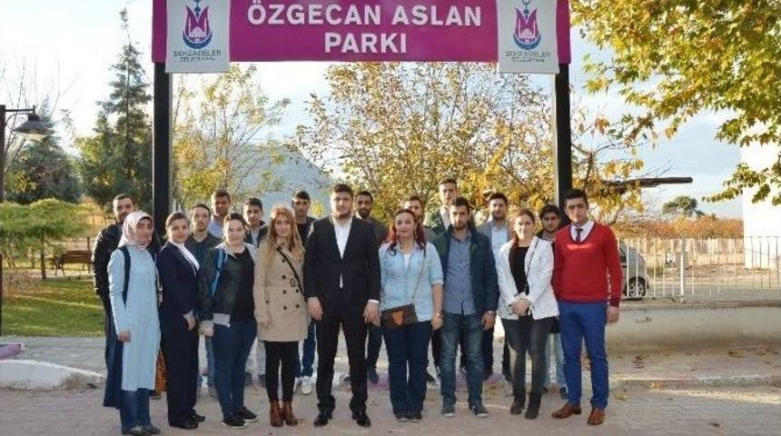 Ak Partili Gen&ccedil;ler &Ouml;zgecan&rsquo;ı Unutmadı