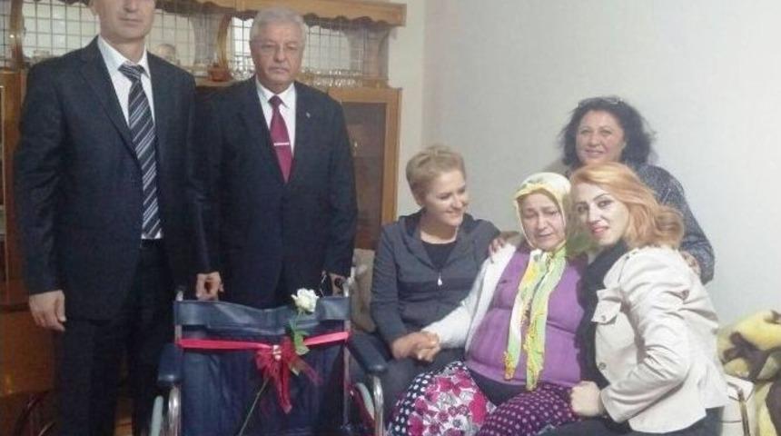 Milli Eğitim M&uuml;d&uuml;r&uuml; Ve &Ouml;ğretmenler Engelli Emine Anneyi Sevindirdi