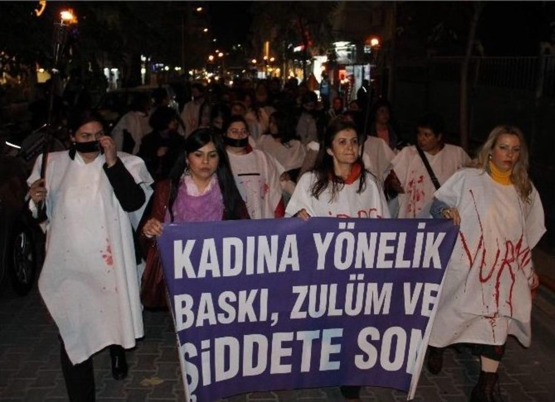 Kadına Şiddeti Protesto İ&ccedil;in Kanlı Kefen Giydiler