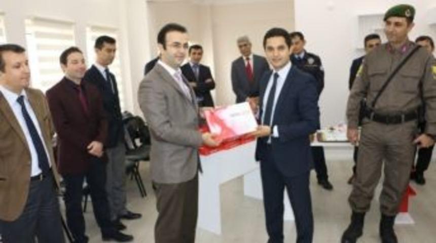 &Ouml;ğretmenlere Tablet Dağıtıldı