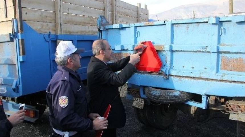 Erzincan Emniyeti Trafik Kazalarını Önlemek İçin Römorklara Reflektör Taktı