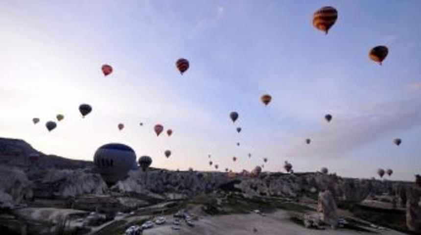 K&ouml;t&uuml; Hava Şartları, Kapadokya&rsquo;da Balon Turlarını Engelledi
