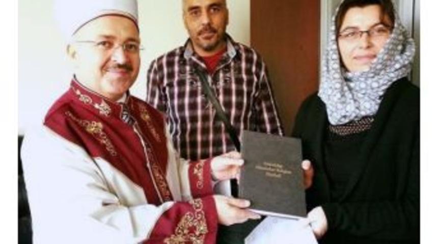 Ezan Sesinden Etkilendi, M&uuml;sl&uuml;man Oldu